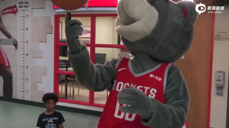 火箭熊儿童医院献爱心