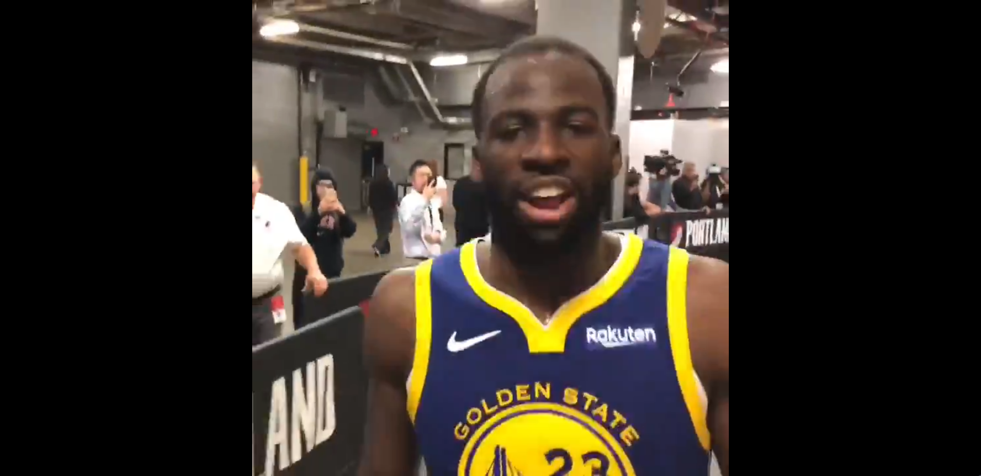 赛后格林开心的像个孩子