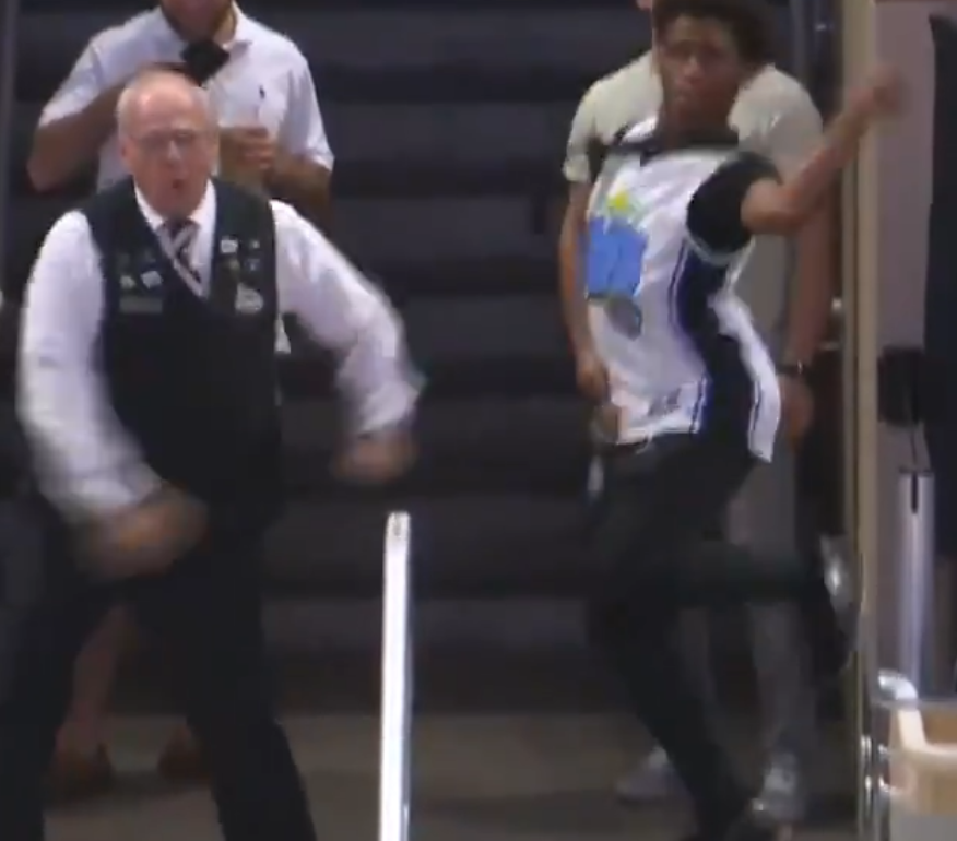 魔术主场惊现妖艳球迷