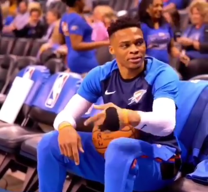 威少场边嗨歌蓄势待发