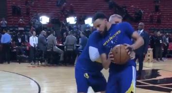 库里赛前练习摆脱防守跳投