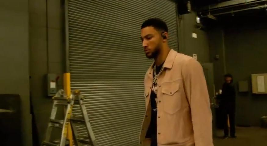 本西蒙斯帅气抵达球馆