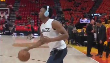 米切尔戴耳机练投篮宠辱不惊