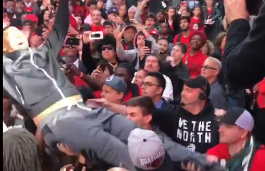 杰伦罗斯与猛龙球迷玩的high