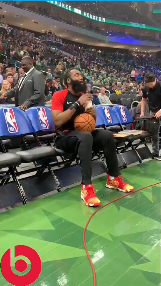 哈登赛前搞怪热身