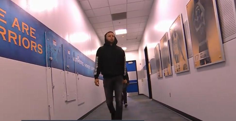 库里休闲装扮走入球馆