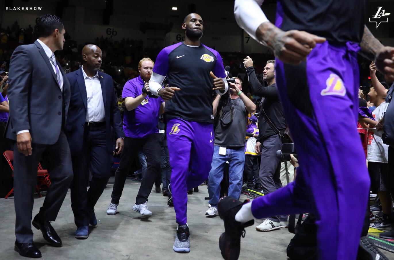 詹皇压轴登场球迷山呼海啸