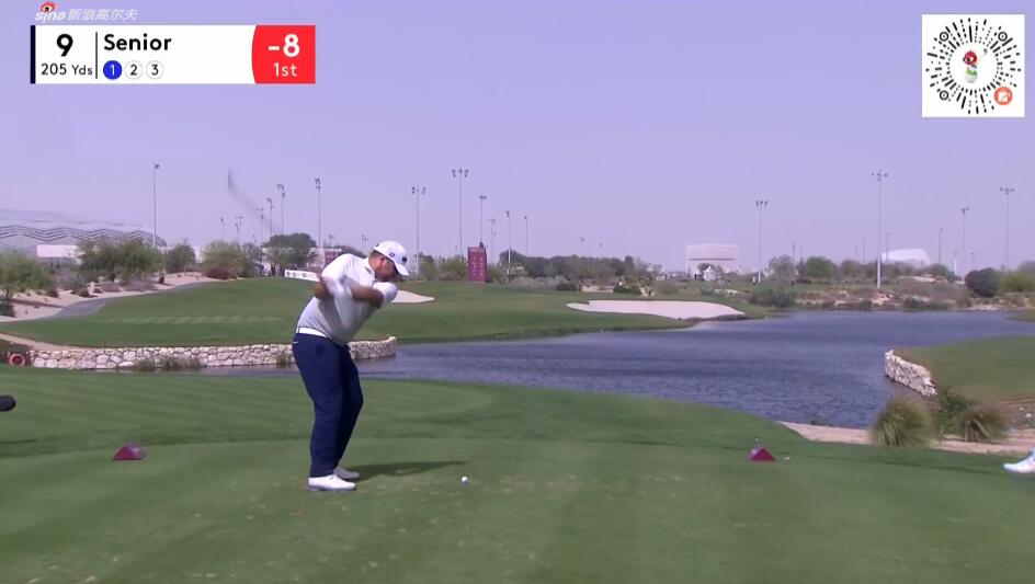 西尼尔开球进沙坑被弹上果岭