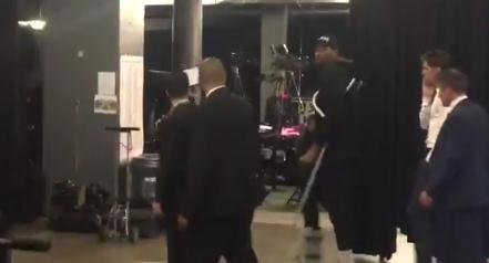 杜兰特拄拐离开球馆