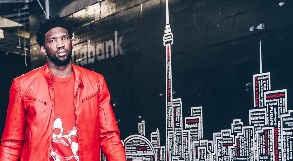 大帝身穿红色皮衣走入球馆