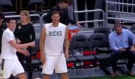 大洛热身投篮笑容满面