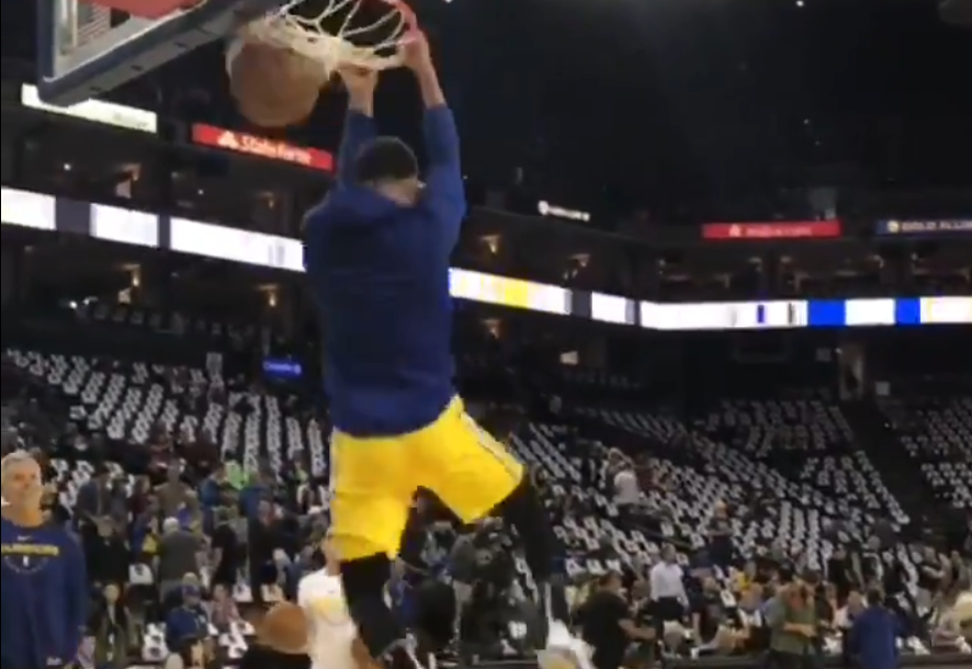 库里训练中完成空接背扣