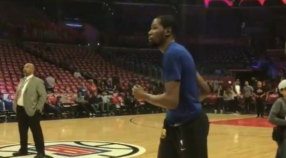 阿杜3分线外转身360度跳投