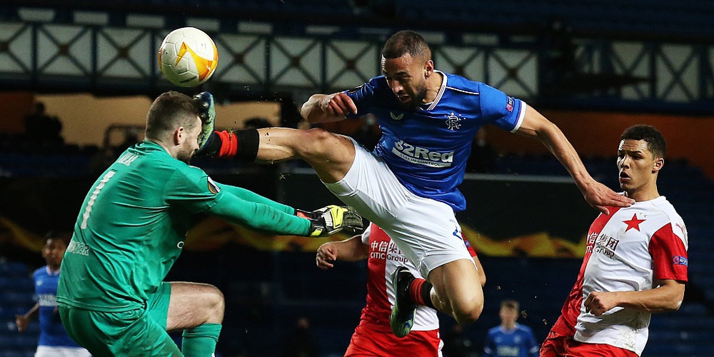 流浪者前锋一脚踹对方门将脸上