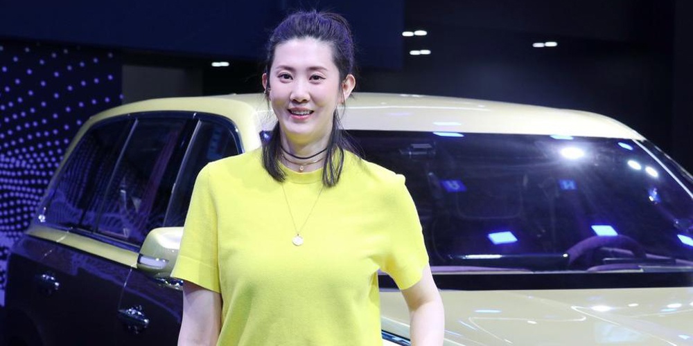 前女排队员薛明亮相车展直播活动