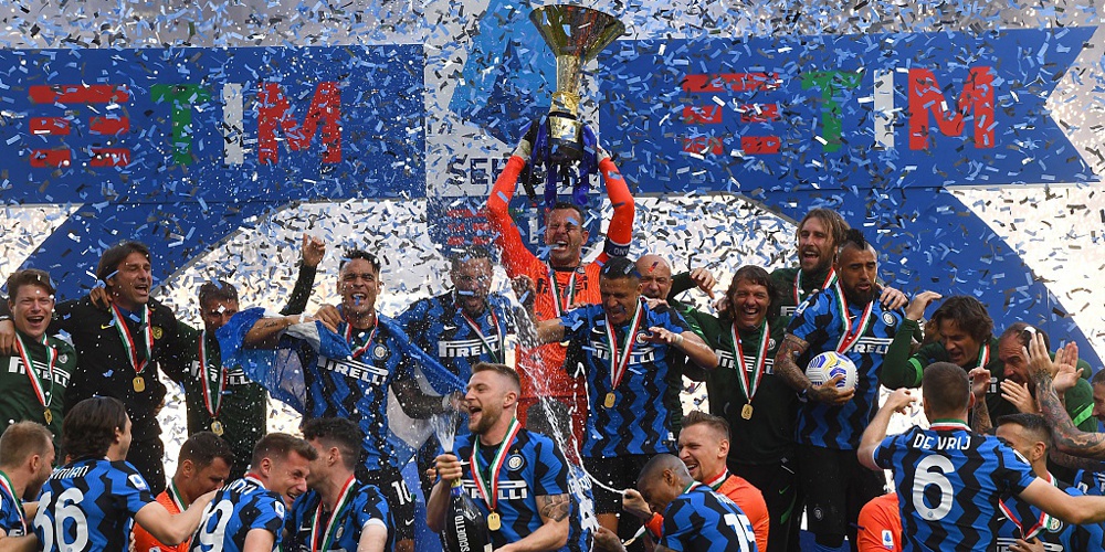 国米时隔11年再捧意甲冠军奖杯