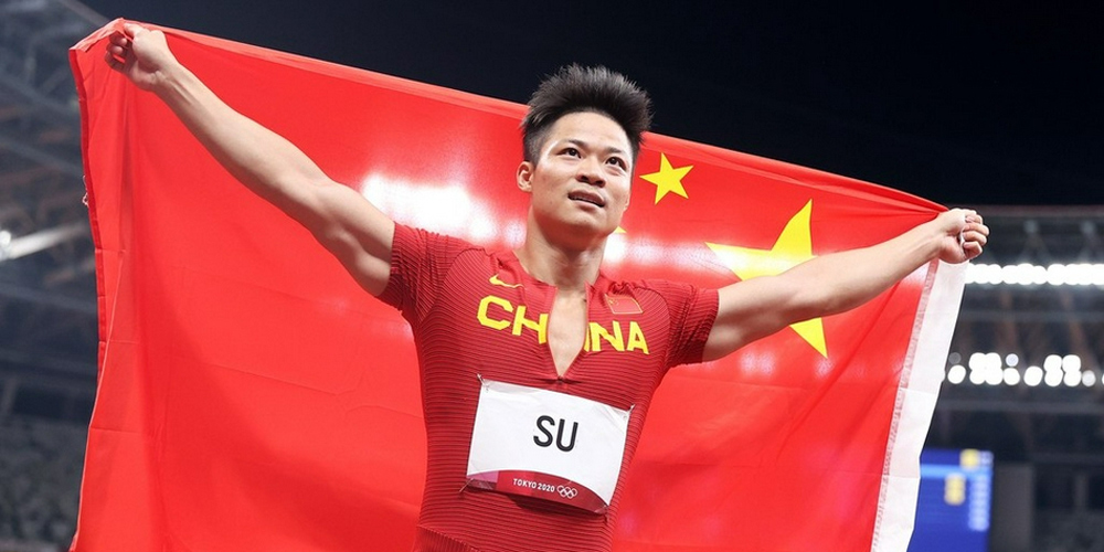 中国奥运健儿与国旗互动的感人瞬间