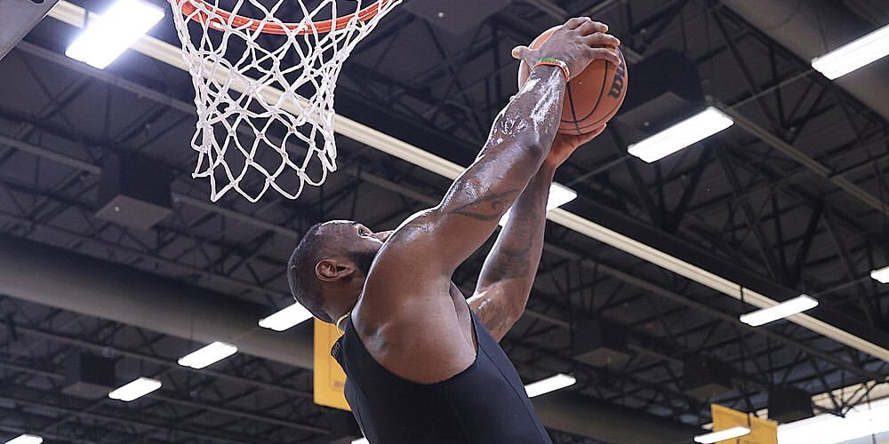 詹姆斯现身湖人球馆玩背扣