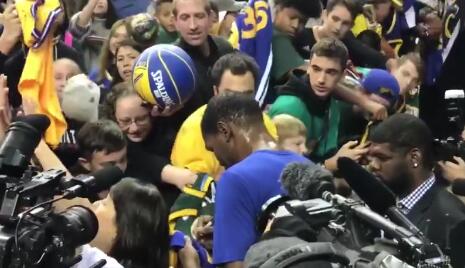 杜兰特重回西雅图被球迷热捧