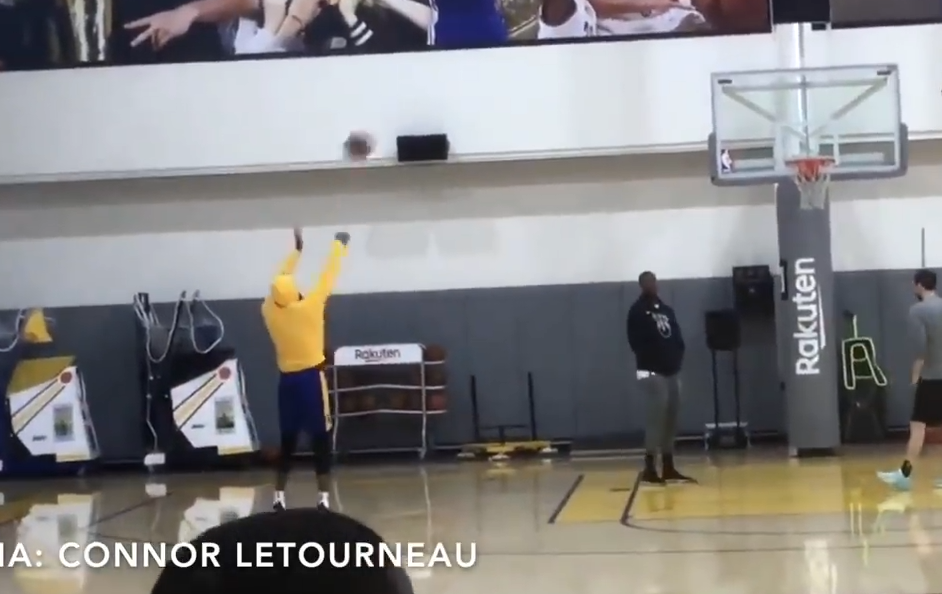 考神回来了！考辛斯现训练馆