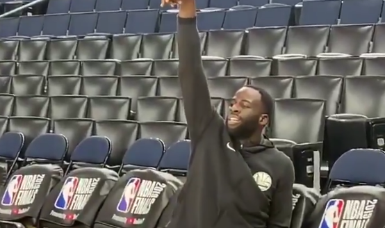 格林赛前在观众席坐投3分