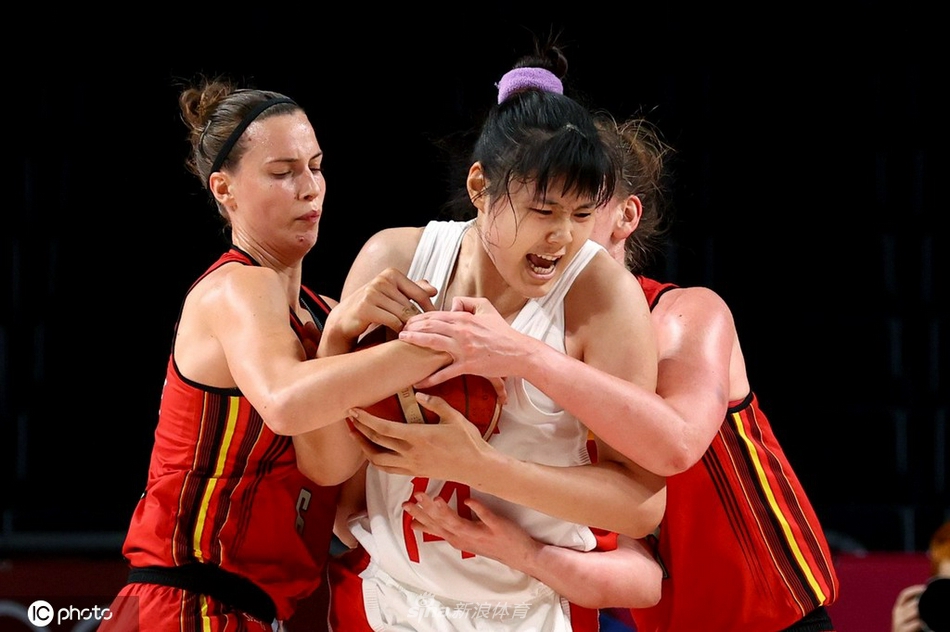 中国女篮74-62比利时 小组赛三战全胜！