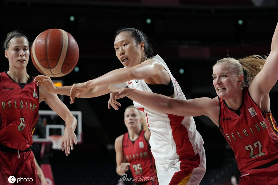中国女篮74-62比利时 小组赛三战全胜！