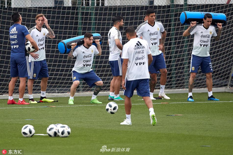 阿根廷训练备战梅西做深蹲负重训练