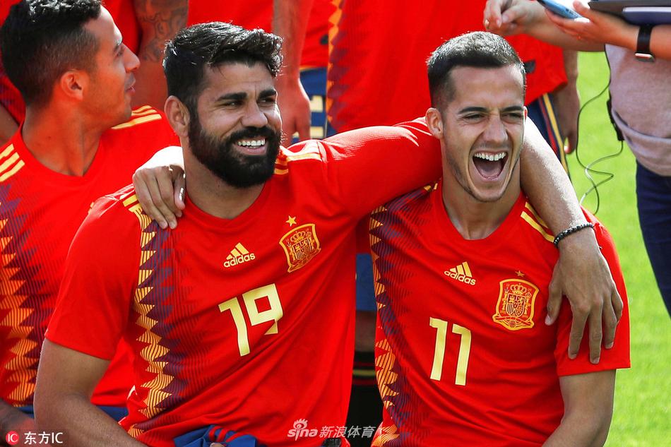 西班牙队拍摄全家福