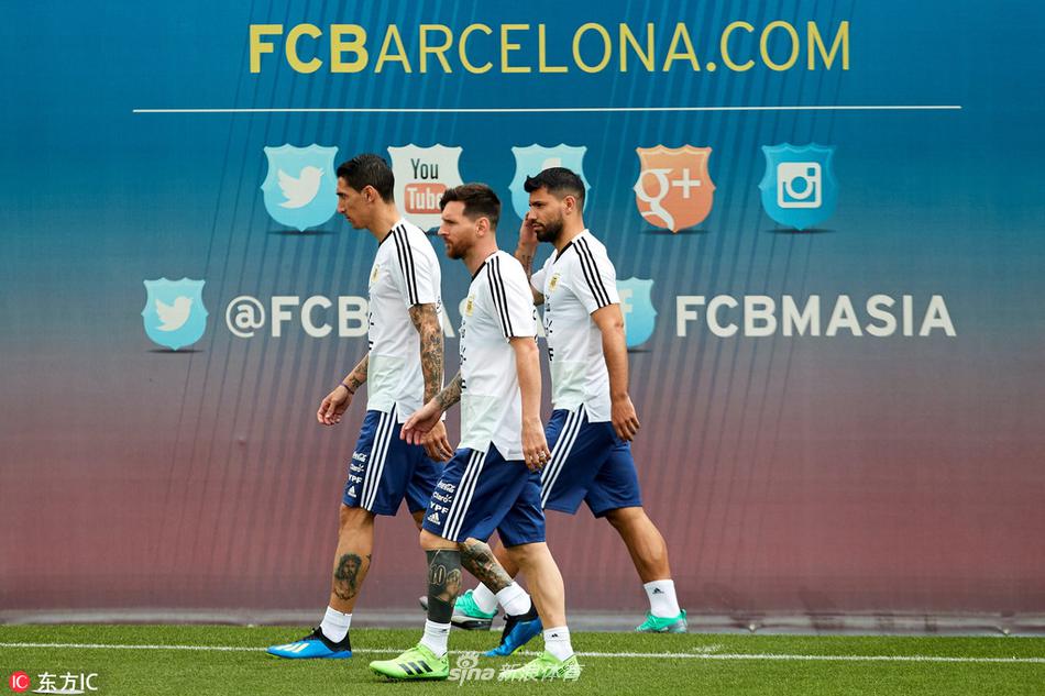 阿根廷训练备战梅西做深蹲负重训练