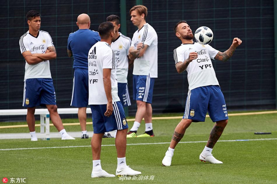 阿根廷训练备战梅西做深蹲负重训练