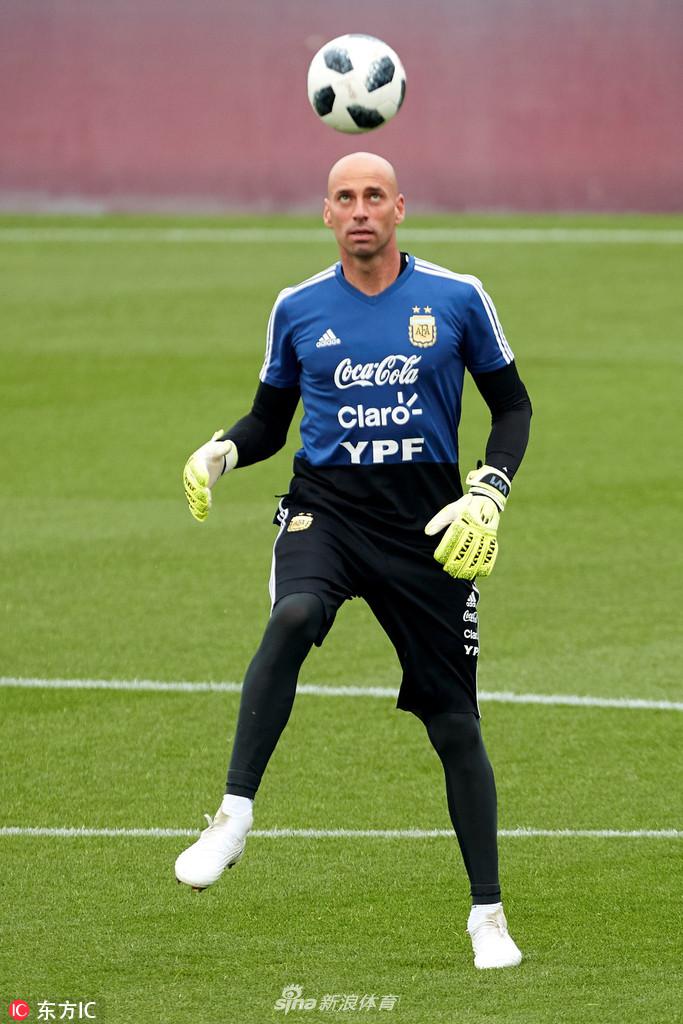 阿根廷训练备战梅西做深蹲负重训练