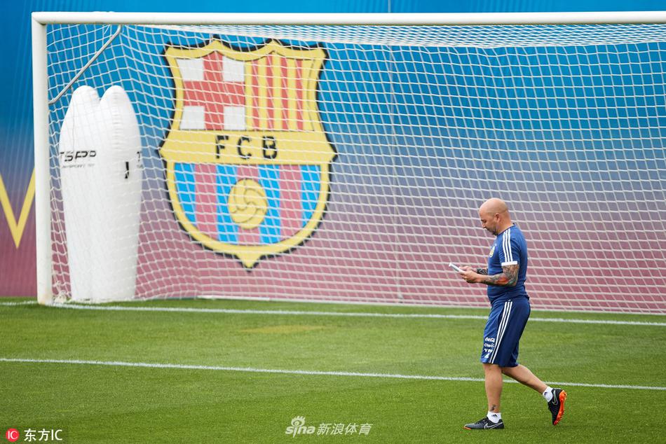 阿根廷训练备战梅西做深蹲负重训练