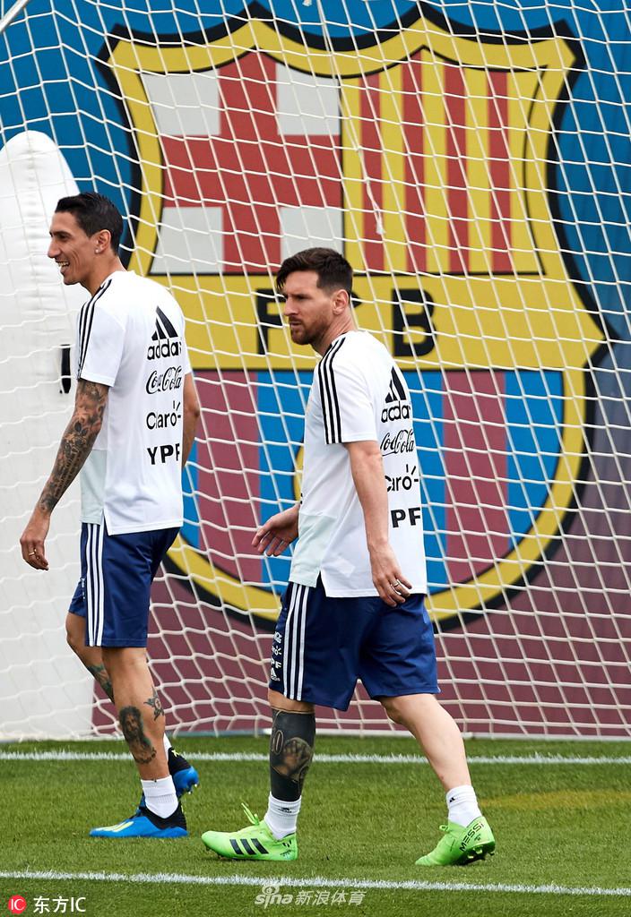 阿根廷训练备战梅西做深蹲负重训练