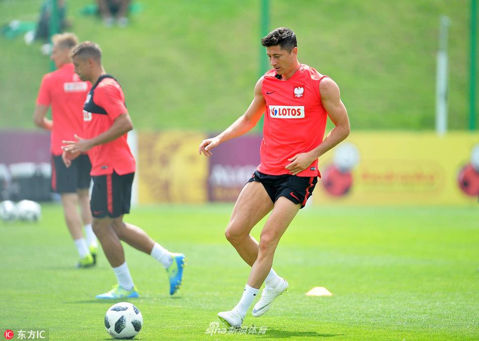 波兰国家队备战世界杯莱万展示完美肌肉_高清图集_新浪网