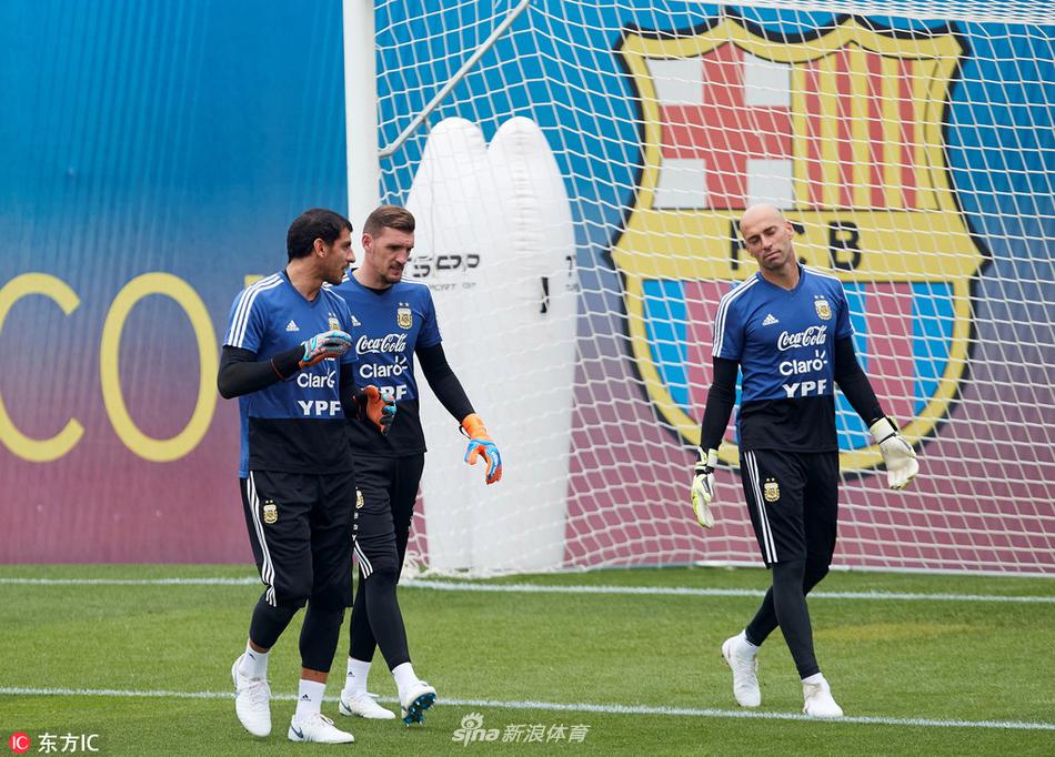 阿根廷训练备战梅西做深蹲负重训练