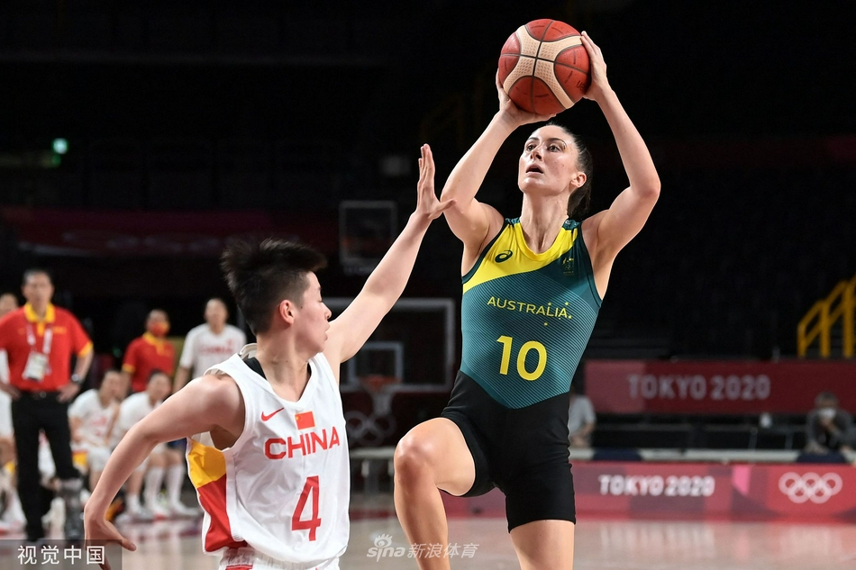 中国女篮76-74险胜澳大利亚 提前锁定八强
