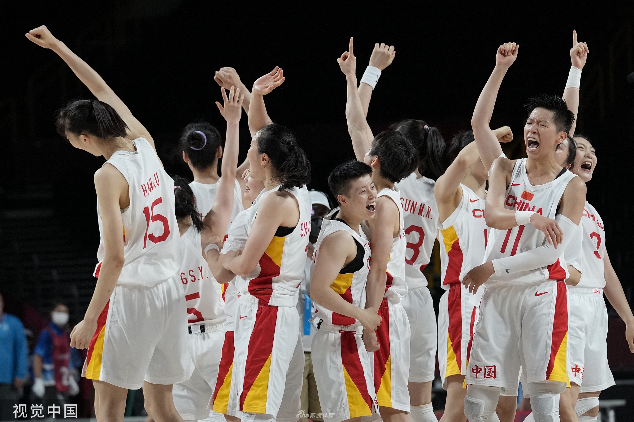 中国女篮76-74险胜澳大利亚 提前锁定八强