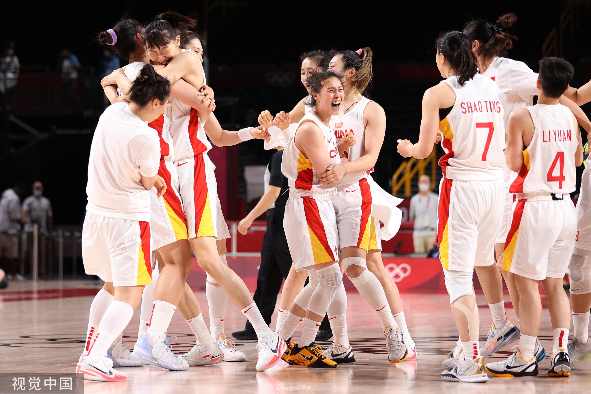 中国女篮76-74险胜澳大利亚 提前锁定八强