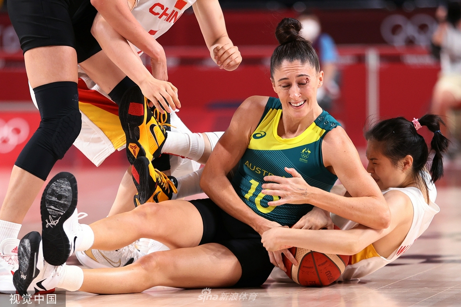中国女篮76-74险胜澳大利亚 提前锁定八强
