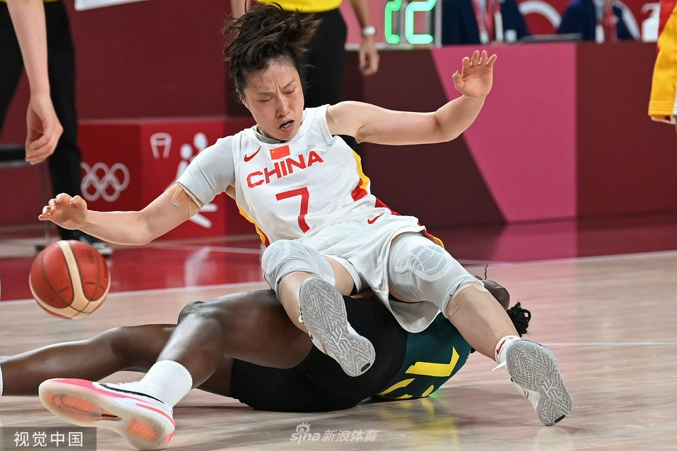 中国女篮76-74险胜澳大利亚 提前锁定八强