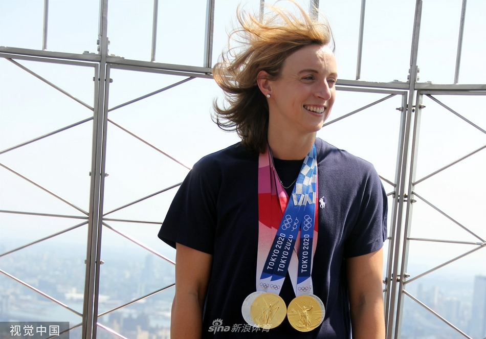 游泳名将凯蒂·莱德基登顶帝国大厦展示奥运奖牌