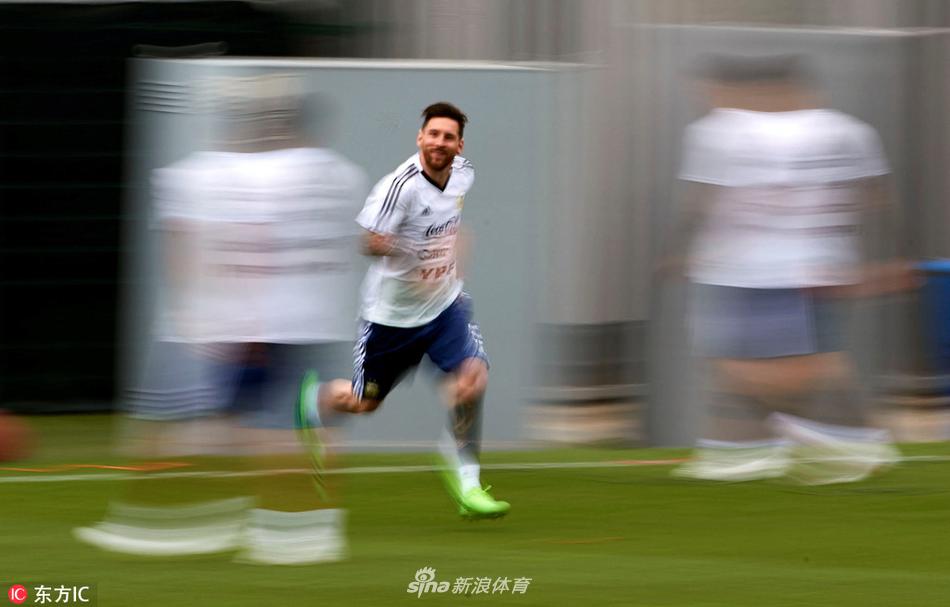 阿根廷训练备战梅西做深蹲负重训练