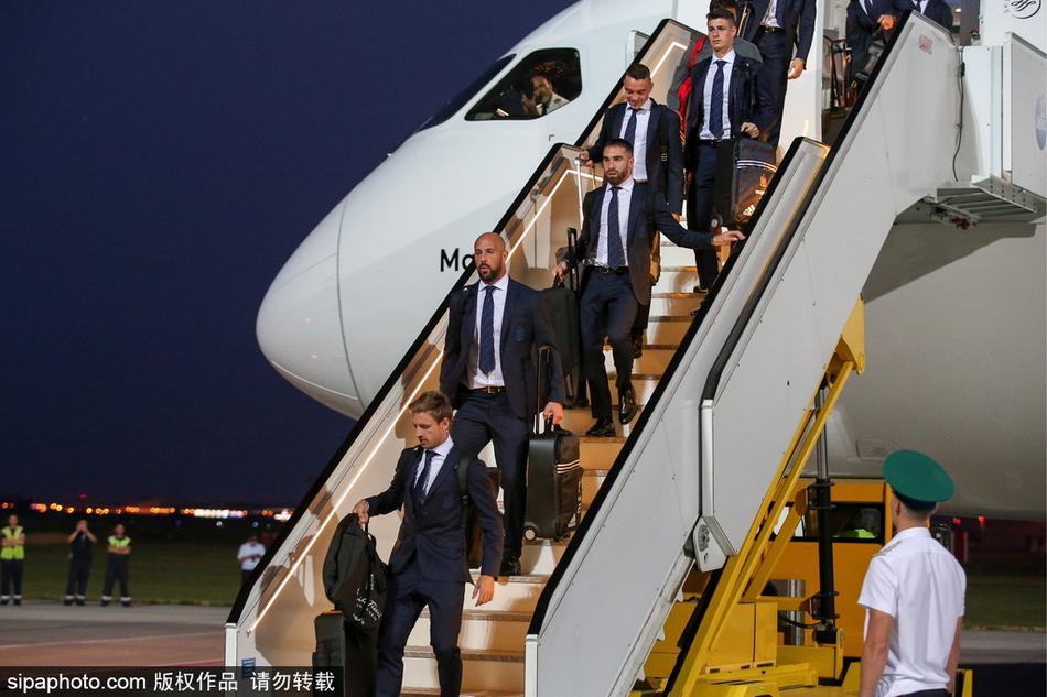 西班牙队乘专机抵俄