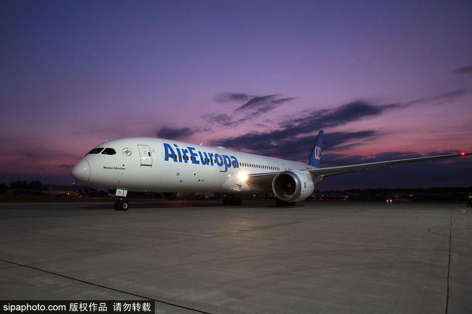 西班牙队乘专机抵俄