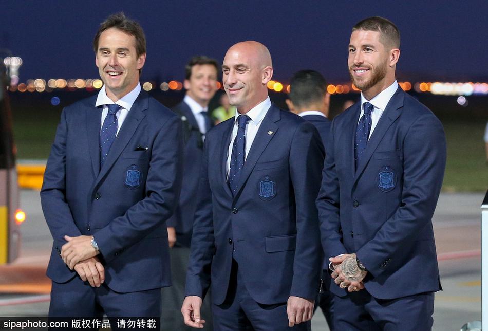 西班牙队乘专机抵俄