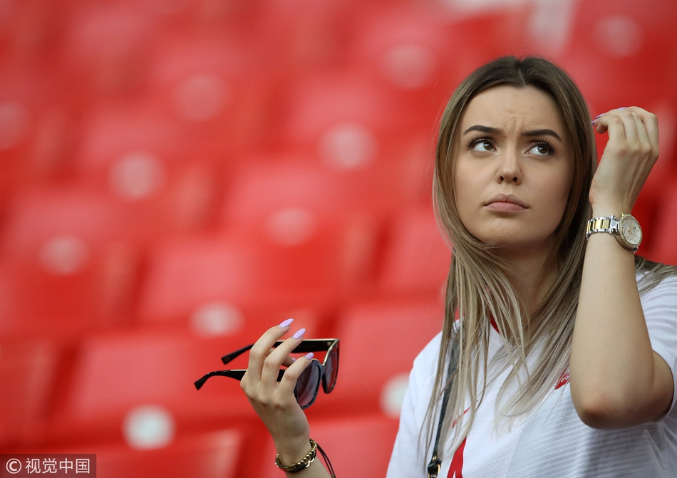 波兰女球迷颜值高