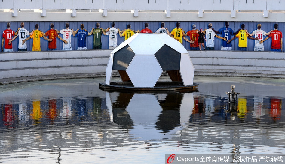 喀山街头现涂鸦球衣墙