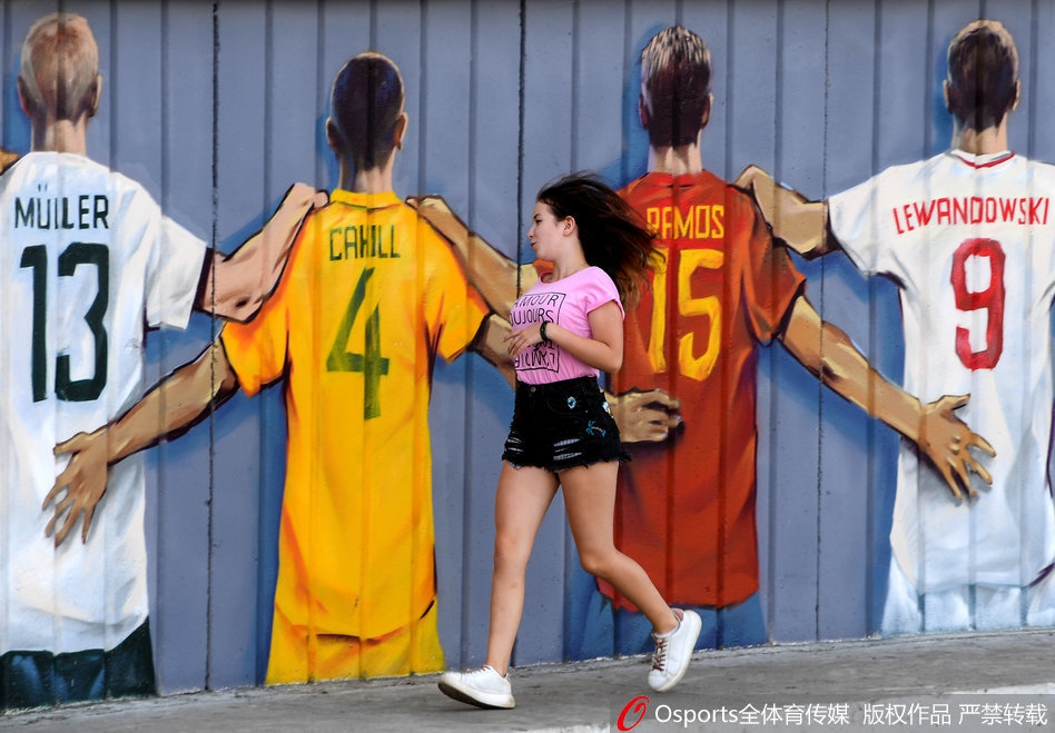 喀山街头现涂鸦球衣墙