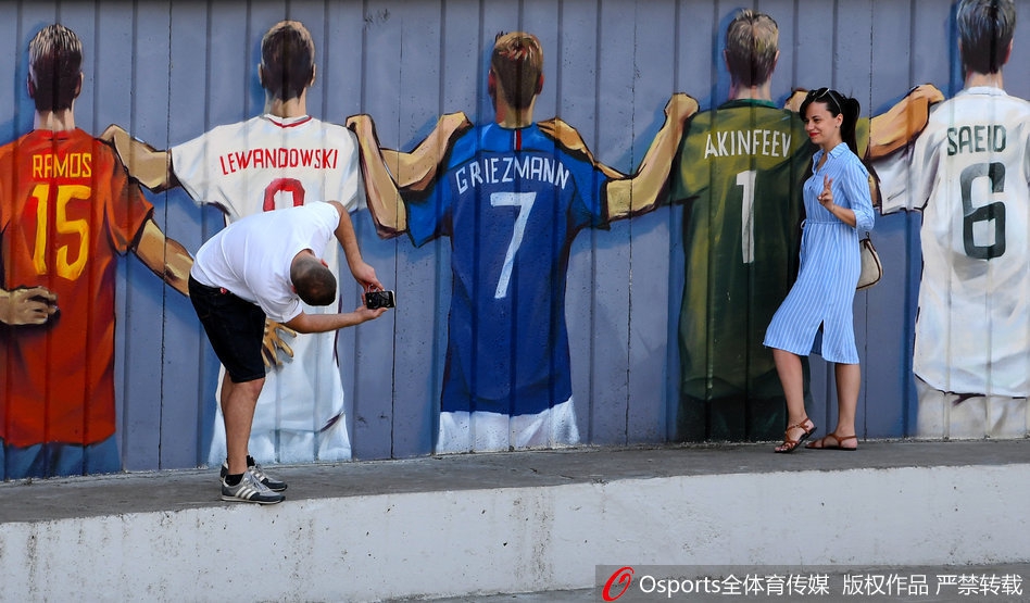 喀山街头现涂鸦球衣墙